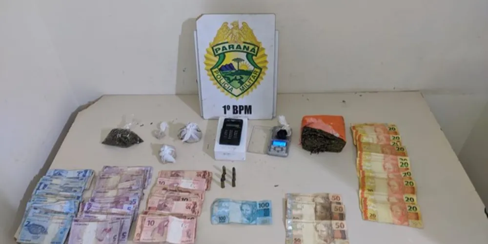 Além da droga, polícia encontrou munições e dinheiro com as duas suspeitas