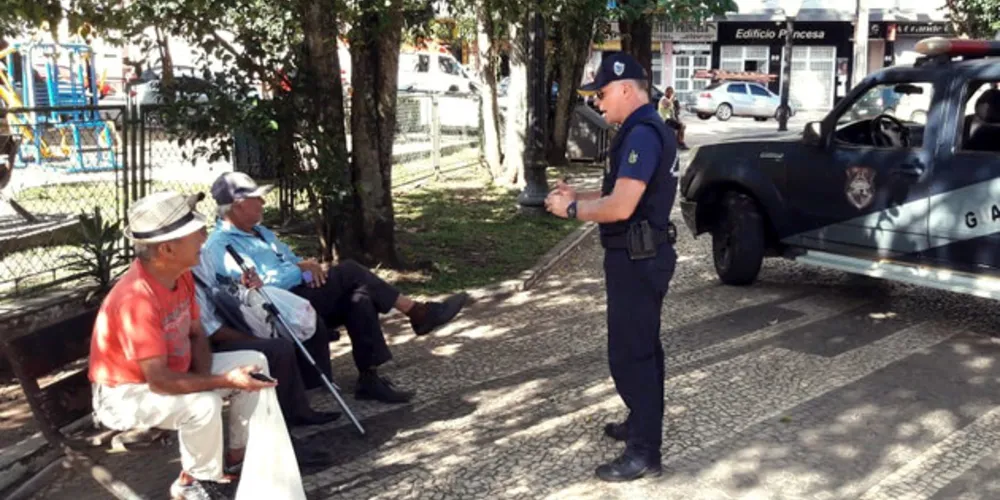 Durante as fiscalizações, vários idosos foram encontrados nas praças da cidade