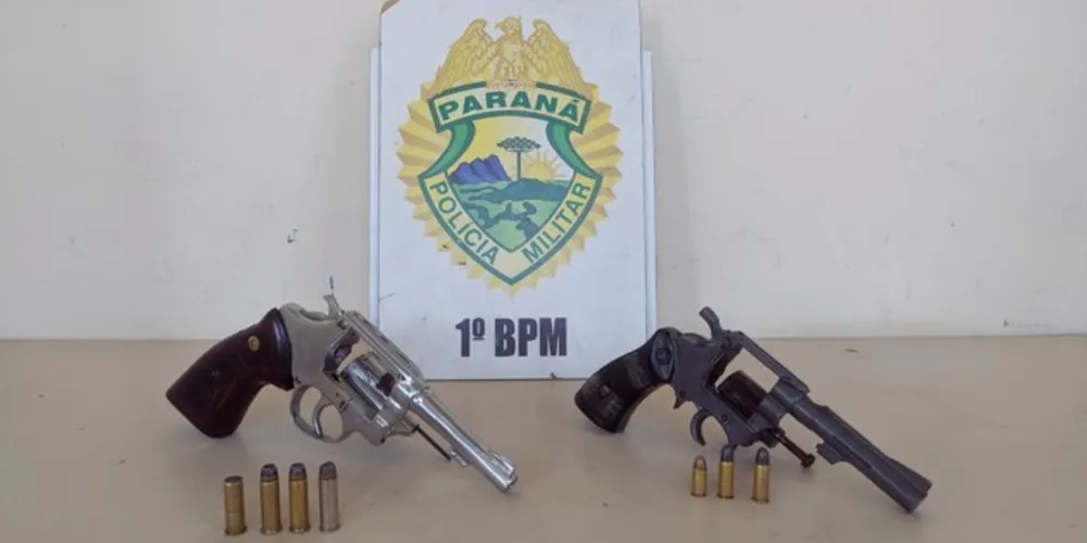 Rapaz tentou esconder armas quando viu aproximação das viaturas e acabou preso em flagrante