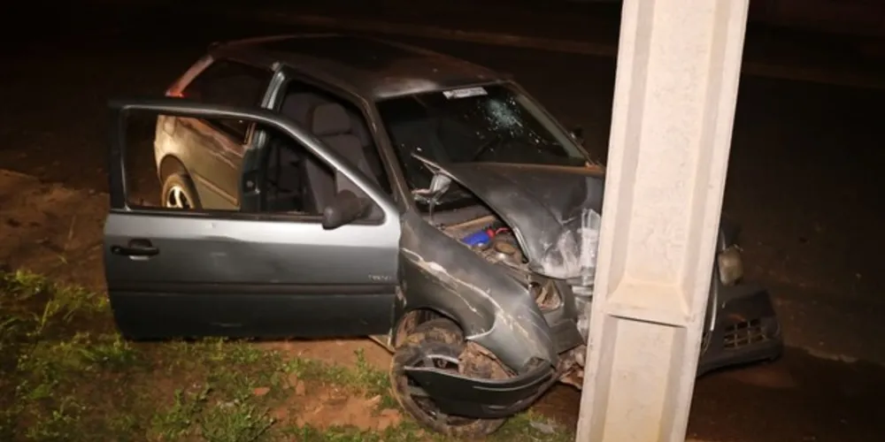 Homem só parou o carro após bater o carro contra um poste;