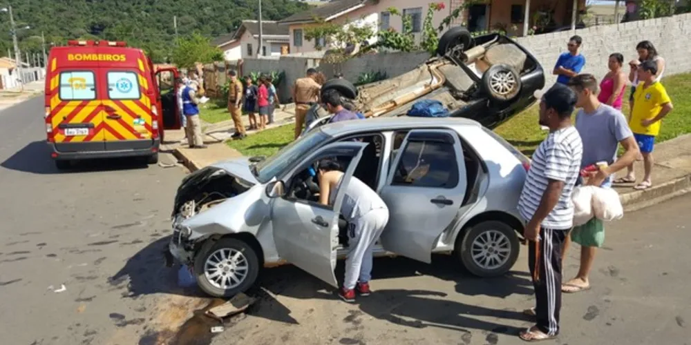 Imagem ilustrativa da imagem Carro capota após acidente em bairro de Ponta Grossa