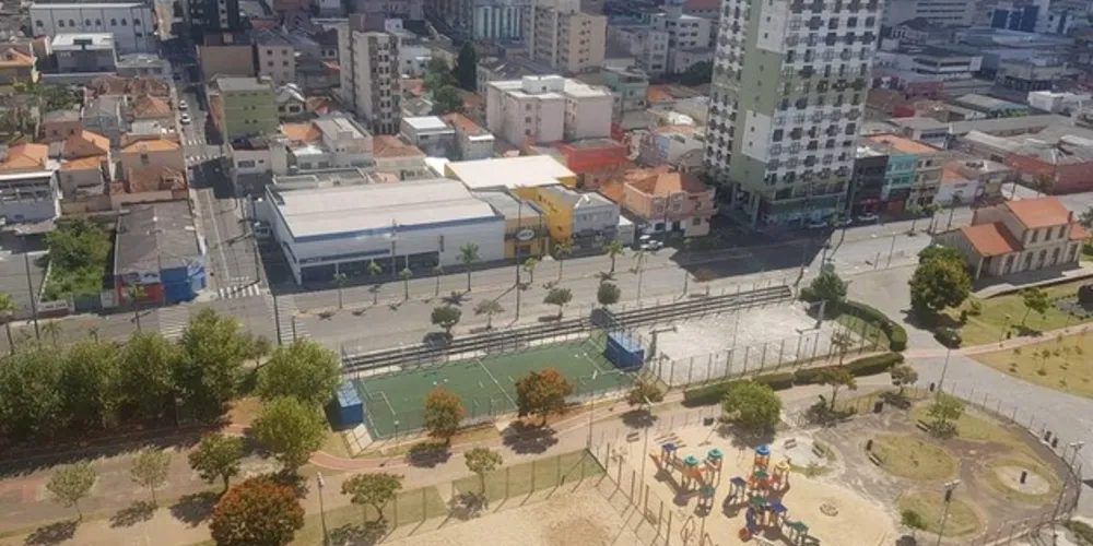 Prefeito destacou que "cada dia é uma vitória". Cidade teve ruas, praças e parques vazios neste domingo