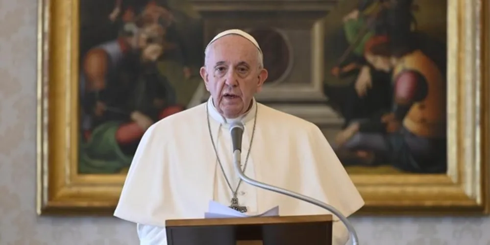 Os católicos que recebem a bênção, pessoalmente ou por meio das mídias, podem, sob certas condições, receber uma indulgência especial.