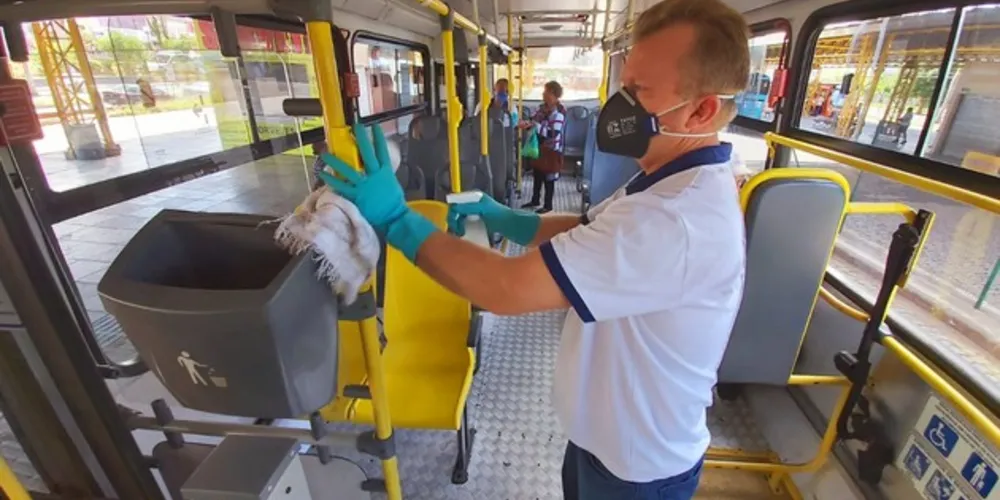 Usando álcool gel, sindicalistas do Sintropas-PG fizeram a higienização dos veículos do transporte coletivo