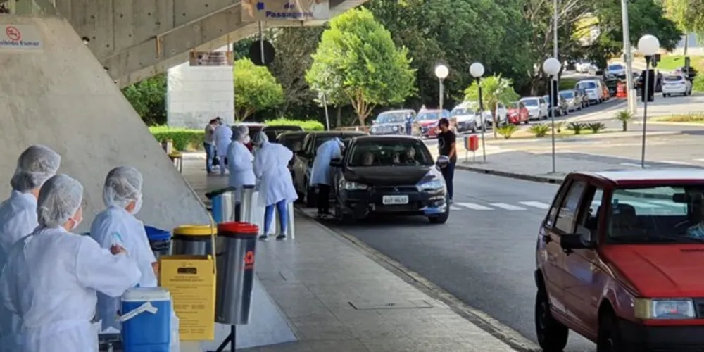 Imagem ilustrativa da imagem Vacinação contra H1N1 gera filas gigantes na rodoviária de PG