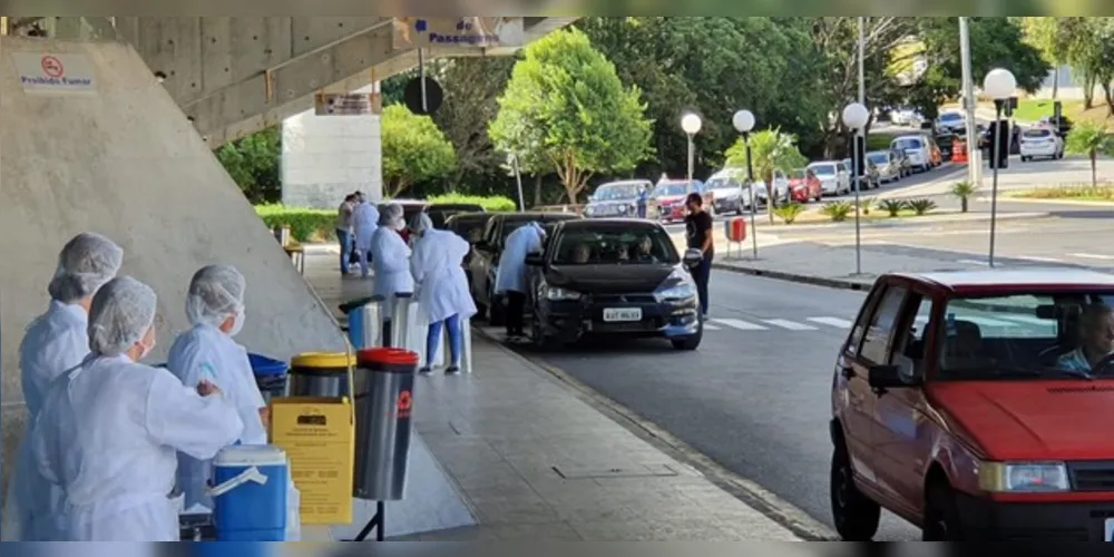 Imagem ilustrativa da imagem Vacinação contra H1N1 gera filas gigantes na rodoviária de PG