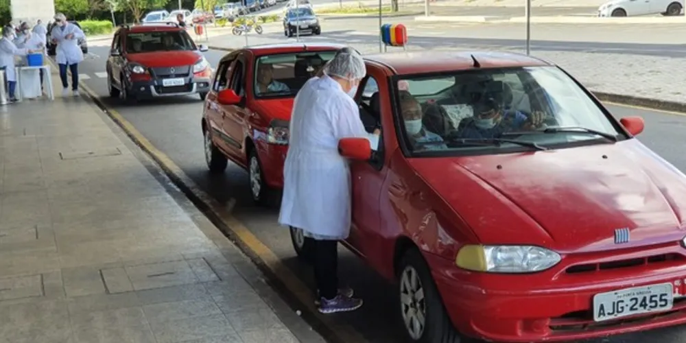 No primeiro dia cerca de 8000 idosos foram vacinados em Ponta Grossa