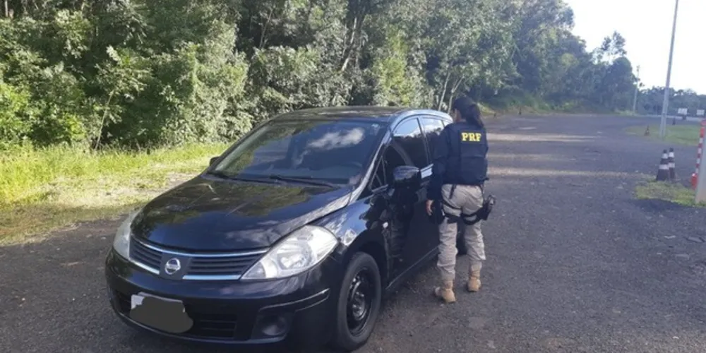 Veículo tinha sido roubado em Curitiba e usava placas falsas, segundo a PRF