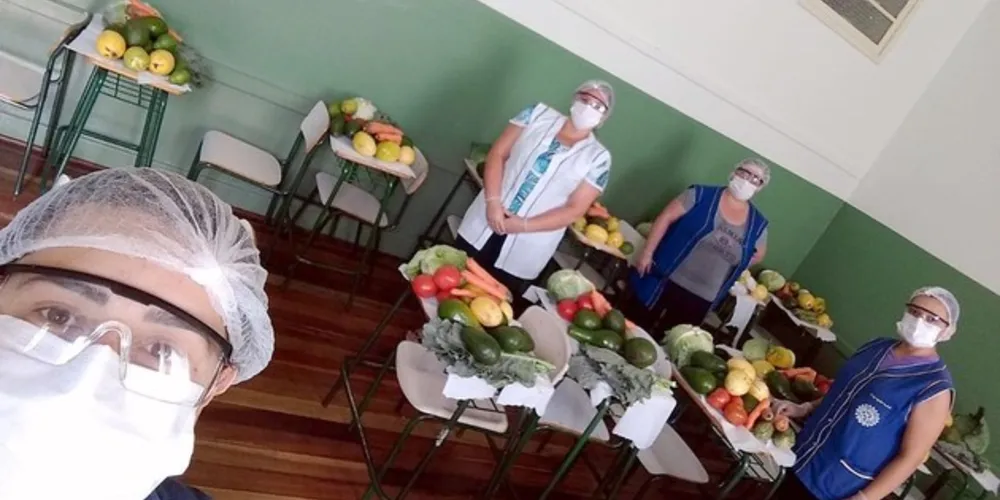 Servidores das escolas em todo o Paraná e voluntários trabalham na organização dos alimentos e montagem dos kits.
