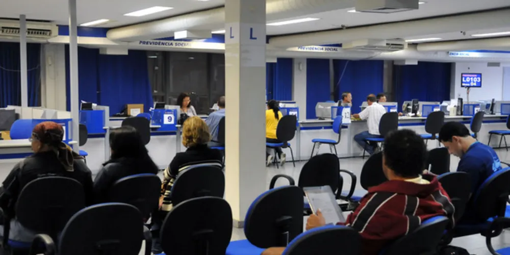 As agências manterão plantão, em horário comercial, destinado exclusivamente a prestar esclarecimento aos segurados e beneficiários quanto à forma de acesso aos canais de atendimento remotos