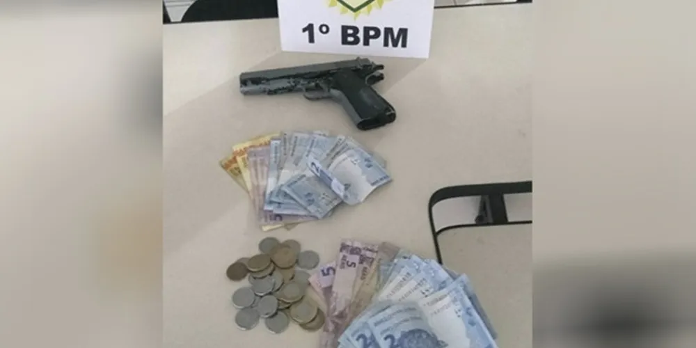 Além da arma, parte do dinheiro roubado foi recuperada