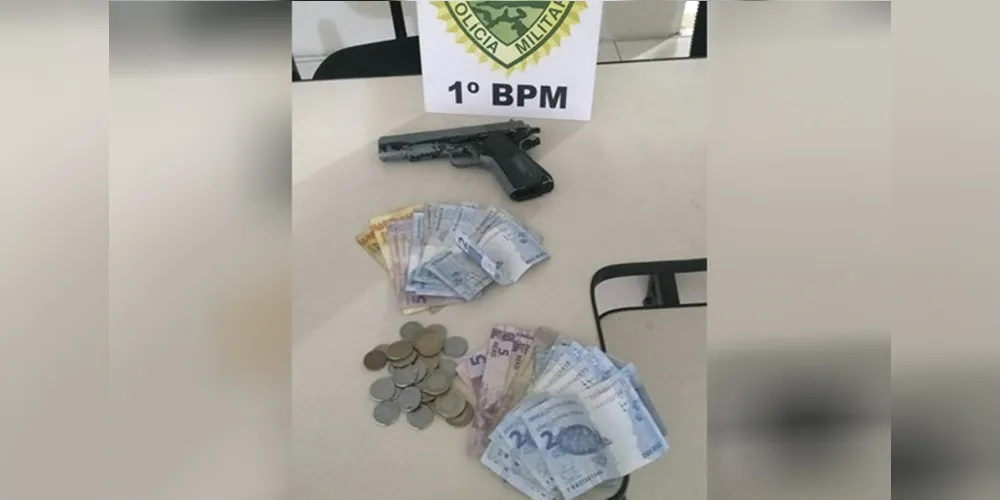 Além da arma, parte do dinheiro roubado foi recuperada