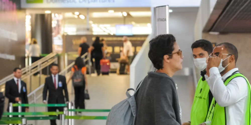 Aqui na América do Sul, o Brasil está com as fronteiras fechadas com oito países vizinhos, impedindo a entrada de 10 mil pessoas que circulavam pelas fronteiras todos os dias