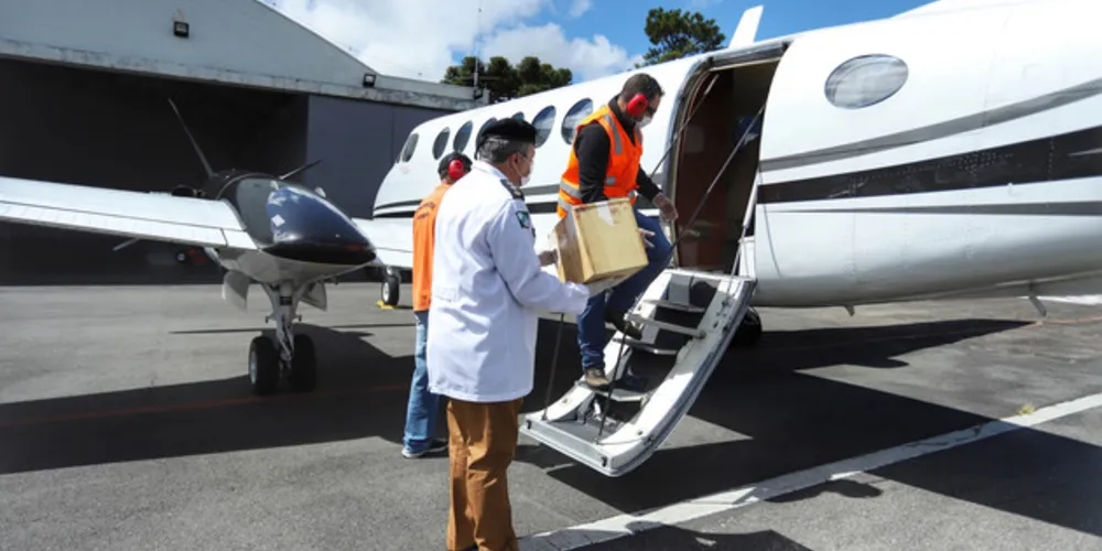 Uso de transporte aéreo apressa envio de materiais e de exames para o Lacen