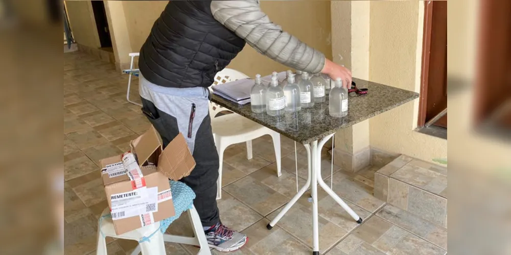 A Polícia chegou até o local após uma das vítimas comparecer na delegacia e relatar que havia comprado um galão da substância acreditando ser álcool em gel 70%. 