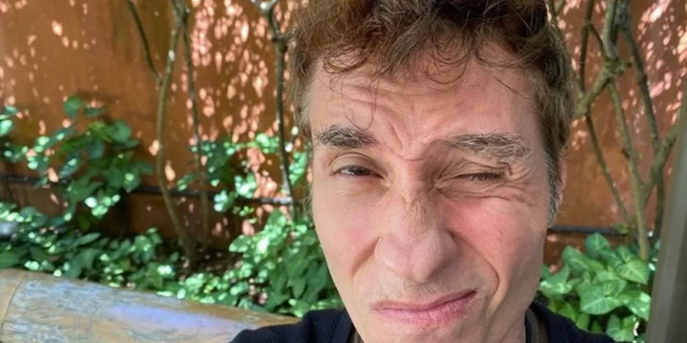 O vocalista do Capital Inicial relatou, no Instagram, sente dor no corpo, febre, náusea e frio