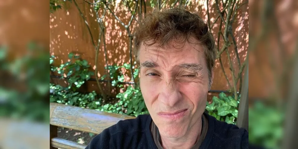 O vocalista do Capital Inicial relatou, no Instagram, sente dor no corpo, febre, náusea e frio