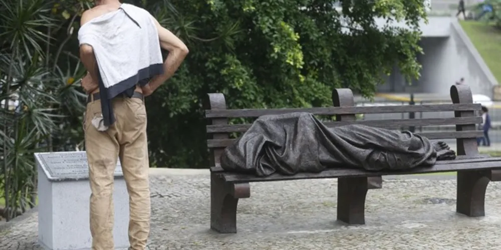 Pessoas em situação de rua, com deficiência e idosos são alvos