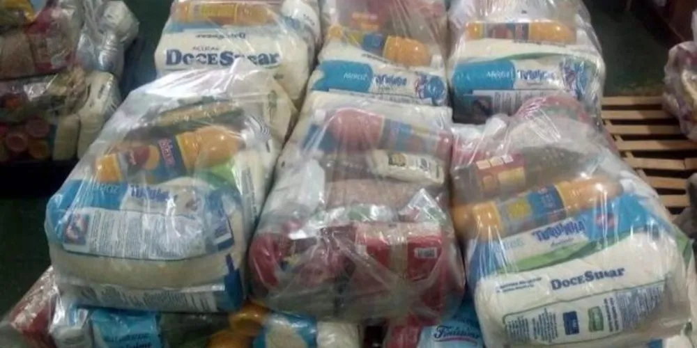  Além dos kits da merenda, a Sedes está entregando cestas de alimentos para beneficiários do programa Família Cidadã