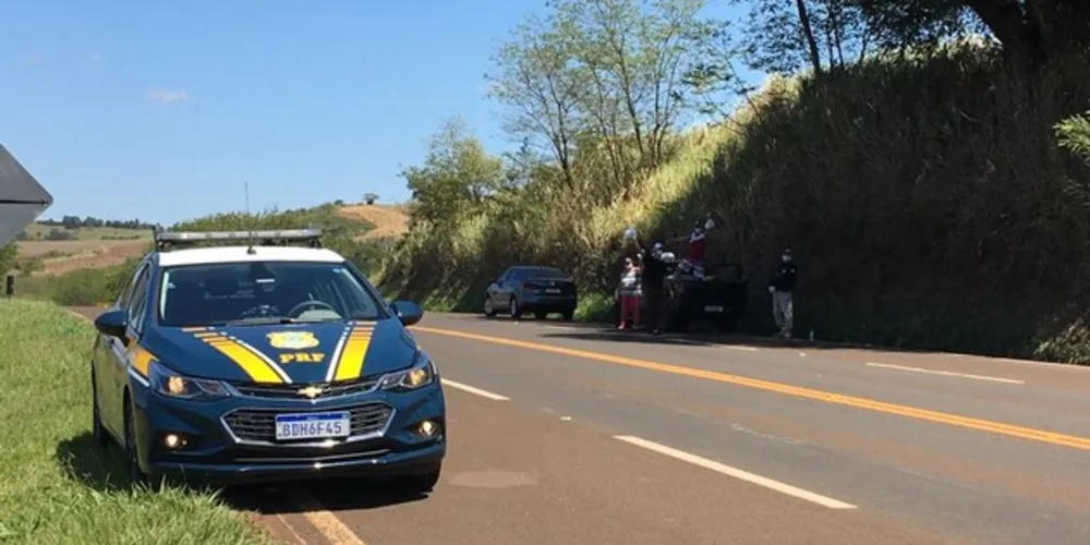 Imagem ilustrativa da imagem PRF ajuda família a distribuir comida para caminhoneiros no Paraná