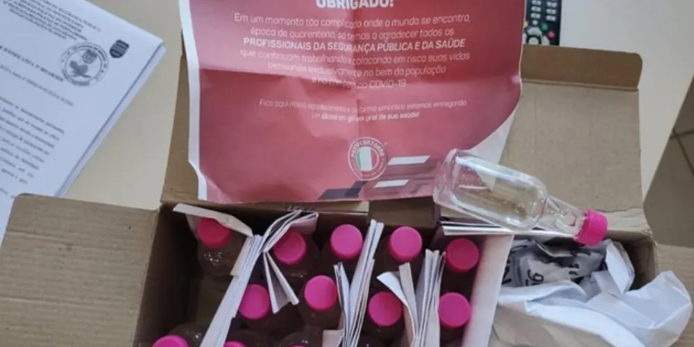 Na manhã desta quinta-feira (26), foi entregue para os profissionais da Segurança Pública e da Saúde uma caixa com álcool gel e um impresso com agradecimento.
