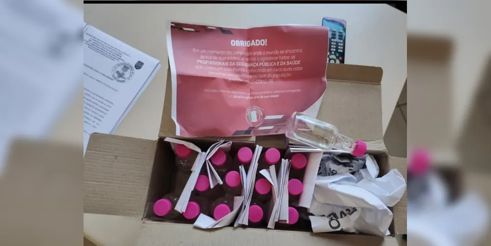 Na manhã desta quinta-feira (26), foi entregue para os profissionais da Segurança Pública e da Saúde uma caixa com álcool gel e um impresso com agradecimento.