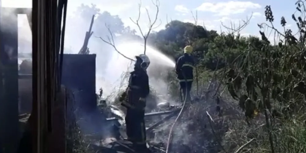 Conforme relatado por testemunhas, a principal suspeita é de que o fogo tenha começado em um acúmulo de lixo que estava atrás da residência e acabou se alastrando pelo mato até chegar no imóvel