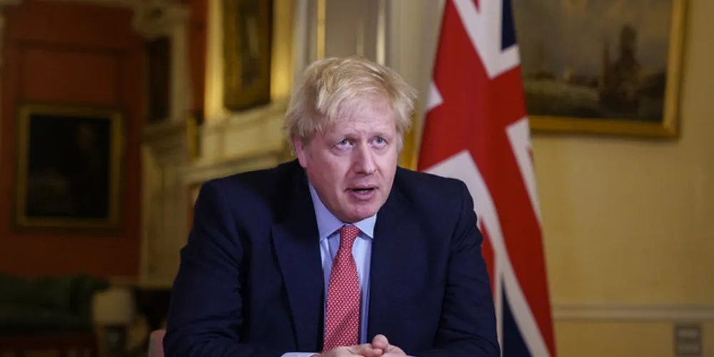  primeiro-ministro Boris Johnson, dirigindo-se à nação no quarto branco, no número 10 da Downing Street, durante o Coronavírus
