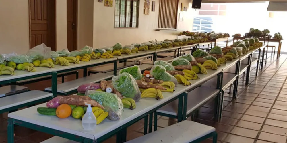 Os alimentos que eram da merenda escolar são entregues nas escolas junto com o Programa Leite das Crianças e kits para famílias vulneráveis