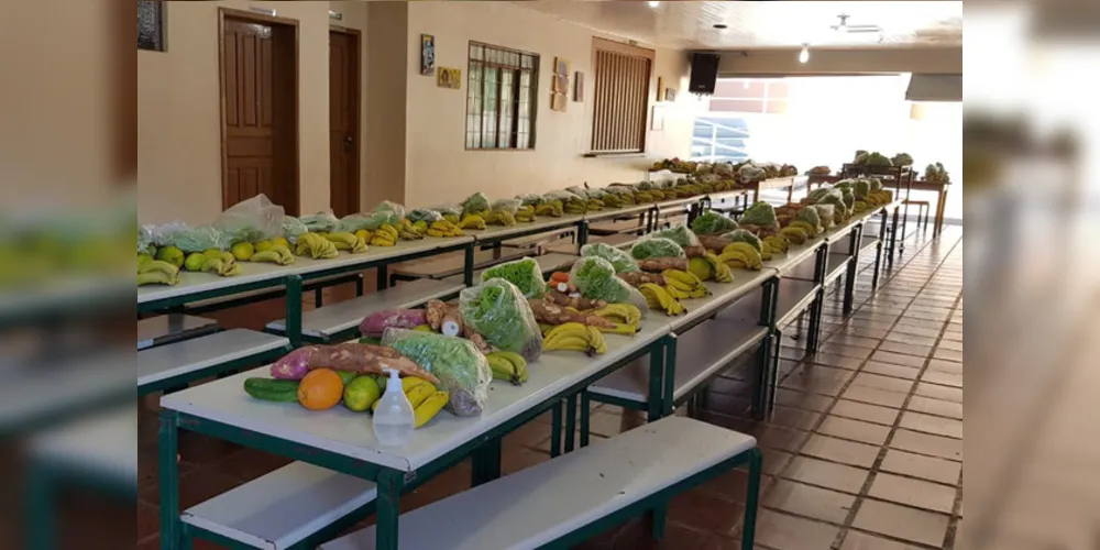 Os alimentos que eram da merenda escolar são entregues nas escolas junto com o Programa Leite das Crianças e kits para famílias vulneráveis