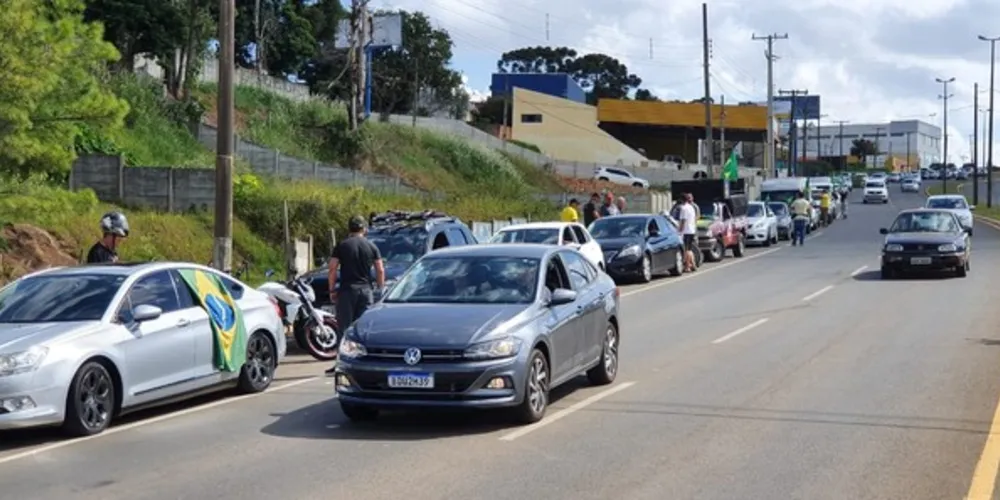 Imagem ilustrativa da imagem Grupo organiza buzinaço pedindo a volta do comércio