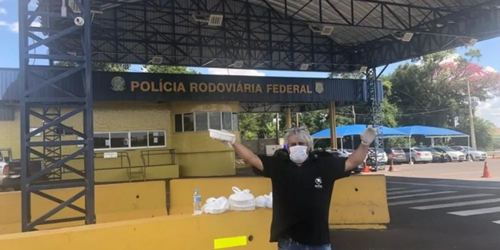 Imagem ilustrativa da imagem Coronavírus: PRF acolhe mecânico que distribuía marmitas a caminhoneiros