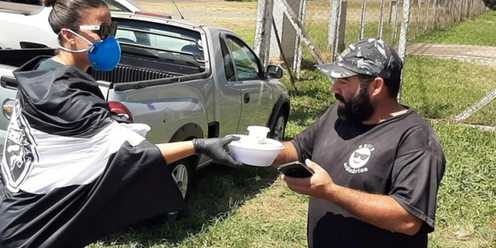 Ação da torcida operariana entrega refeições no horário do almoço e jantar