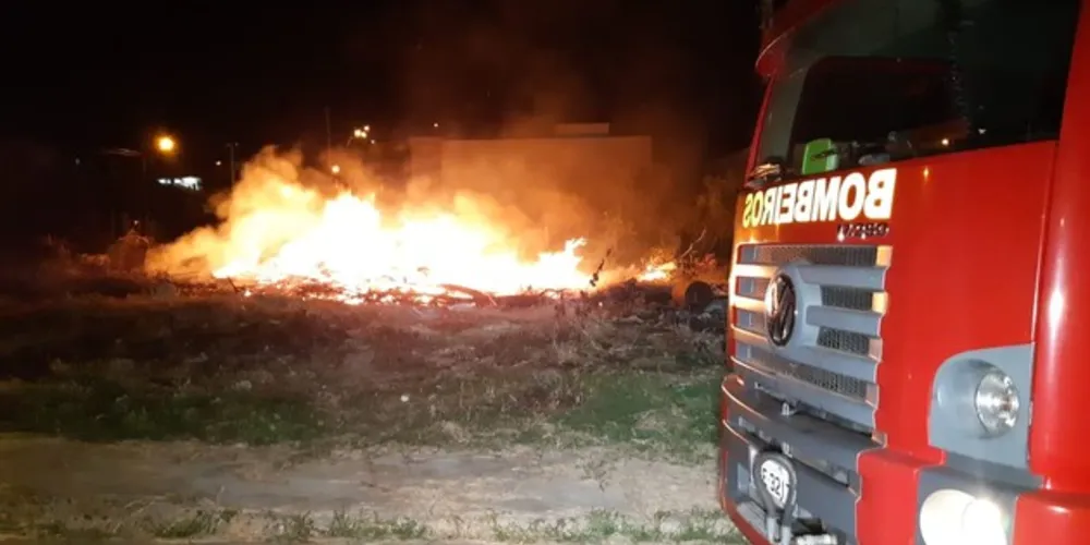 Ligação dizia que casa estava em chamas, mas fogo atingia apenas pequena vegetação longe de imóveis