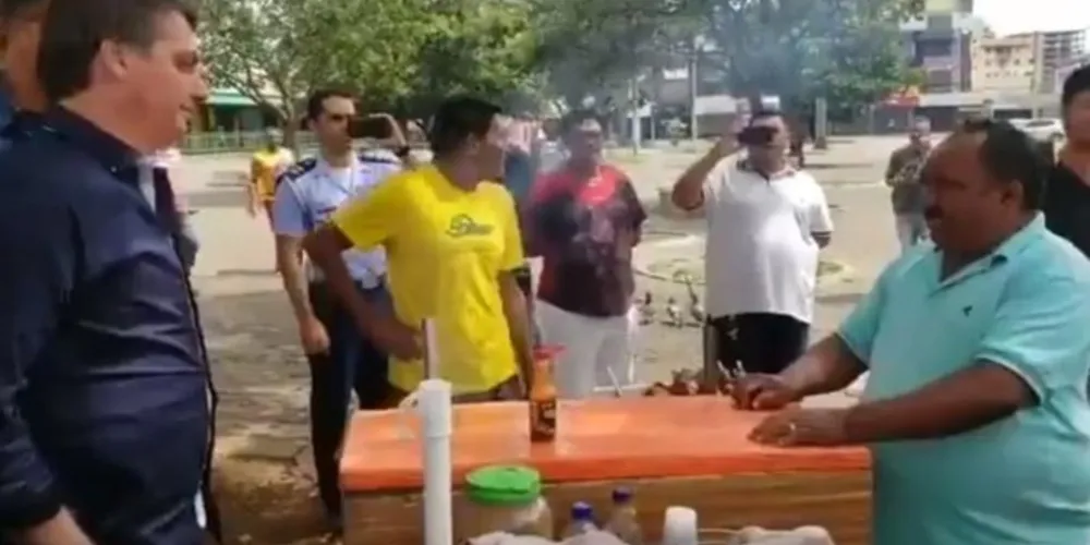 Imagem ilustrativa da imagem Bolsonaro contraria Ministério da Saúde e faz tour pelas ruas