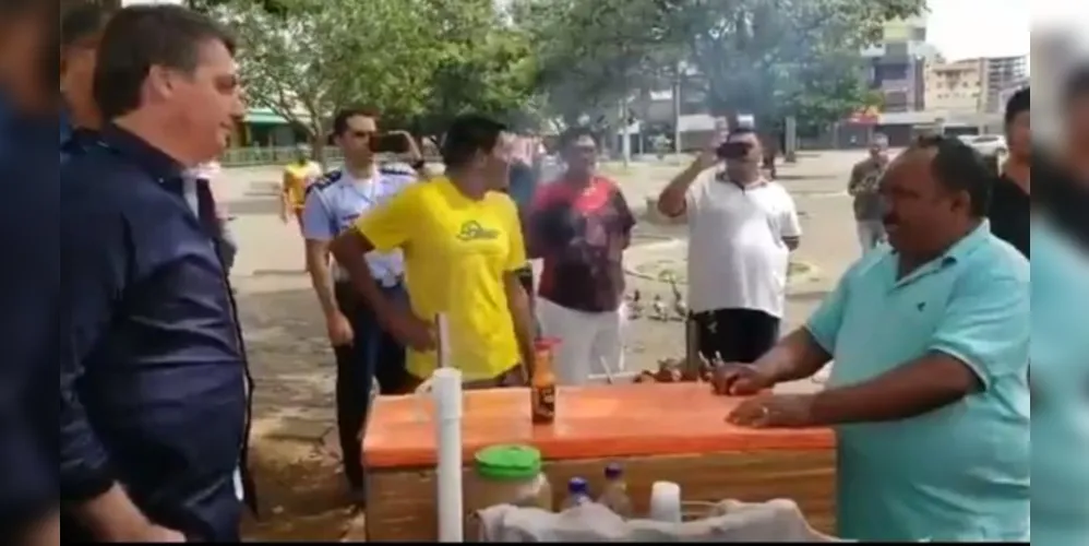 Imagem ilustrativa da imagem Bolsonaro contraria Ministério da Saúde e faz tour pelas ruas