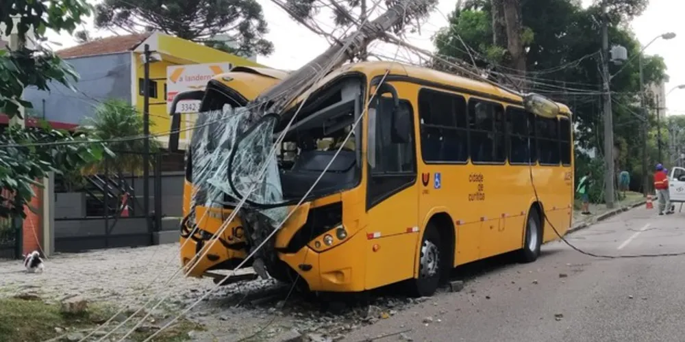 Imagem ilustrativa da imagem Ônibus fica destruído após bater contra poste em Curitiba
