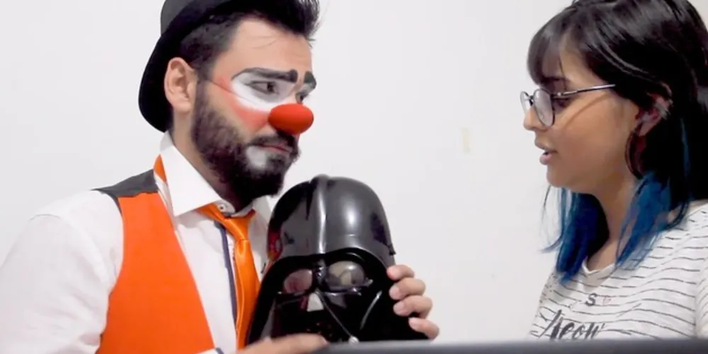 Nos vídeos, Pinguinho, acompanhado de Letícia, mostram as dificuldades do isolamento