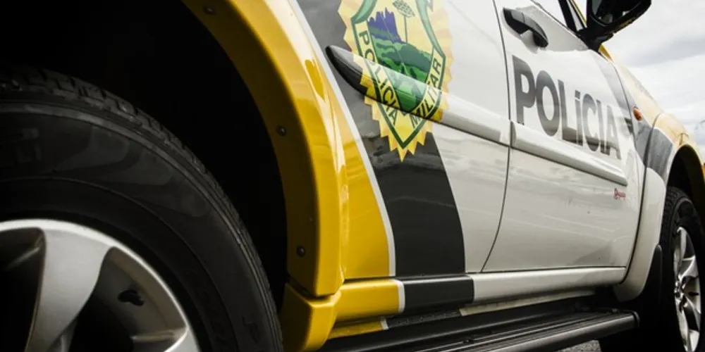 Além do adolescente, rapaz de 22 anos que dirigia o carro também foi para a delegacia