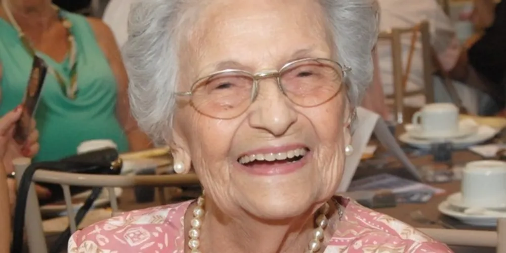 FELICITAÇÕES – A senhora Glaura Barbosa Pinto na intimidade familiar celebra a chegada de seus 96 anos, neste sábado (30). Glaura que teve papel fundamental em Ponta Grossa, sendo fundadora do Serviço de Obras Sociais (SOS), pensando na aproximação da prefeitura junto aos menos favorecidos, deixa o seu nome marcado na história e no desenvolvimento social de nossa cidade. Além do trabalho filantrópico nossa ilustre aniversariante é Artista Plástica talentosa.  Da coluna RC os votos de felicidades.