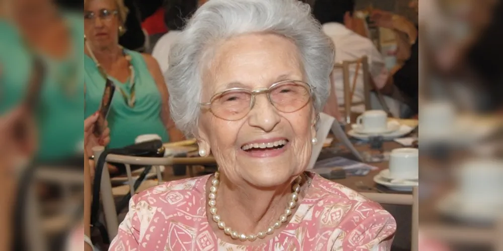 FELICITAÇÕES – A senhora Glaura Barbosa Pinto na intimidade familiar celebra a chegada de seus 96 anos, neste sábado (30). Glaura que teve papel fundamental em Ponta Grossa, sendo fundadora do Serviço de Obras Sociais (SOS), pensando na aproximação da prefeitura junto aos menos favorecidos, deixa o seu nome marcado na história e no desenvolvimento social de nossa cidade. Além do trabalho filantrópico nossa ilustre aniversariante é Artista Plástica talentosa.  Da coluna RC os votos de felicidades.
