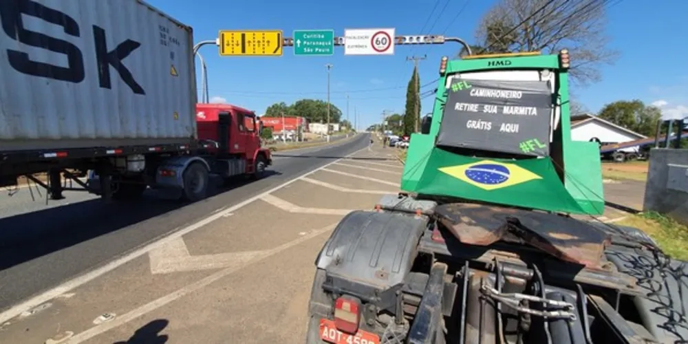 Na tarde desta segunda-feira (30), um grupo de amigos e proprietários do ramo de transporte da cidade, distribuiu gratuitamente almoço aos motoristas que passaram pela Avenida Souza Naves, trecho urbano da BR-373 