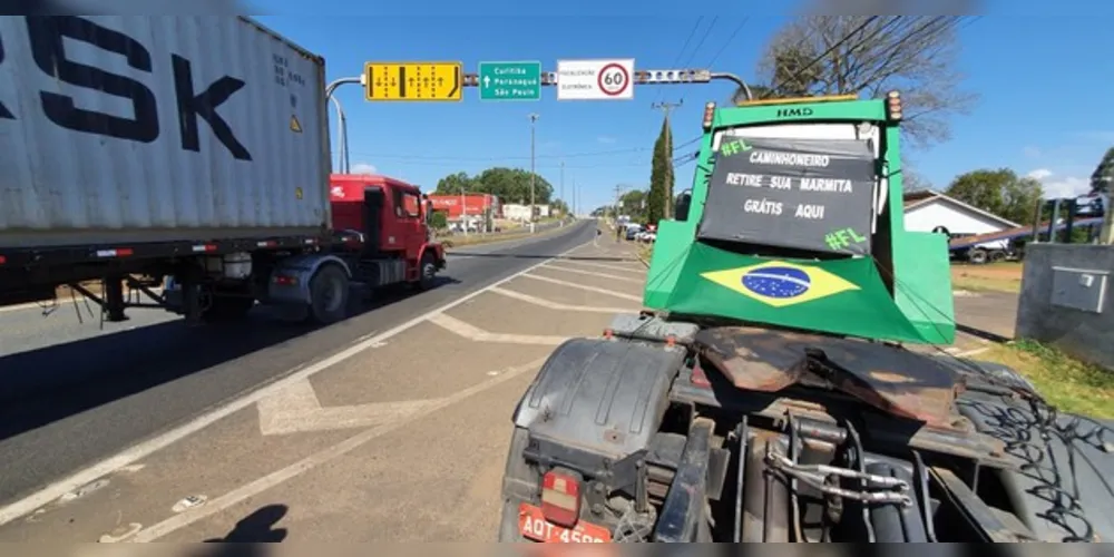 Na tarde desta segunda-feira (30), um grupo de amigos e proprietários do ramo de transporte da cidade, distribuiu gratuitamente almoço aos motoristas que passaram pela Avenida Souza Naves, trecho urbano da BR-373 