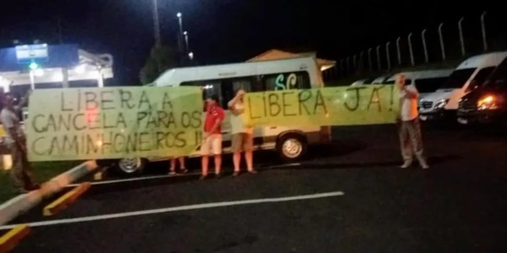 De acordo com a organização foram cerca de 15 veículos que deslocaram-se da cidade de Palmeira para protestar