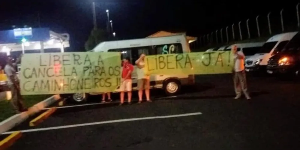 De acordo com a organização foram cerca de 15 veículos que deslocaram-se da cidade de Palmeira para protestar