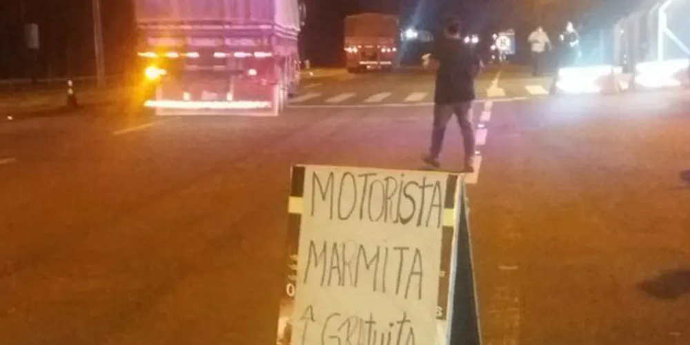 Torcedores distribuíram mais de 90 marmitas a caminhoneiros na BR-376