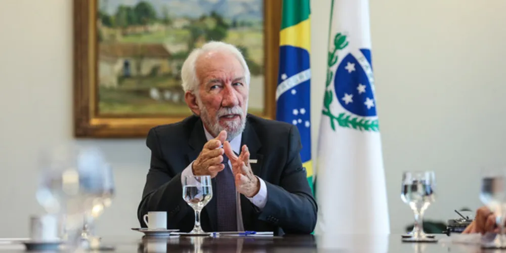 Piana tem conversado por telefone com empresários e líderes