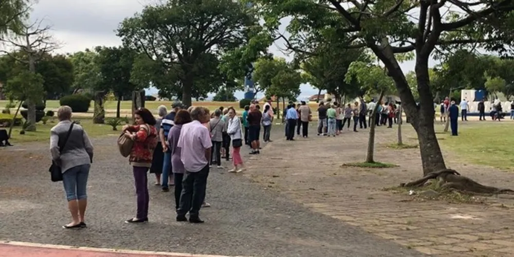 Imagem ilustrativa da imagem Em PG, idosos fazem fila para se vacinar contra H1N1