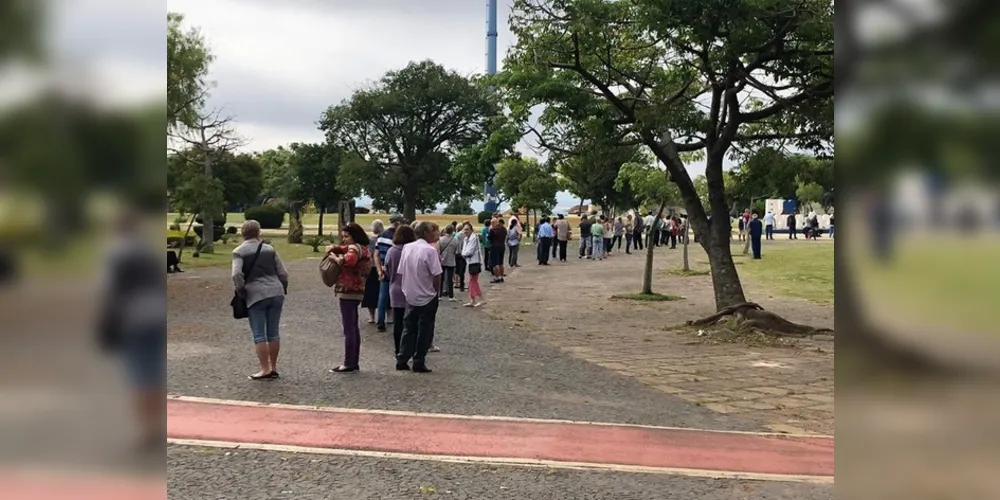 Imagem ilustrativa da imagem Em PG, idosos fazem fila para se vacinar contra H1N1