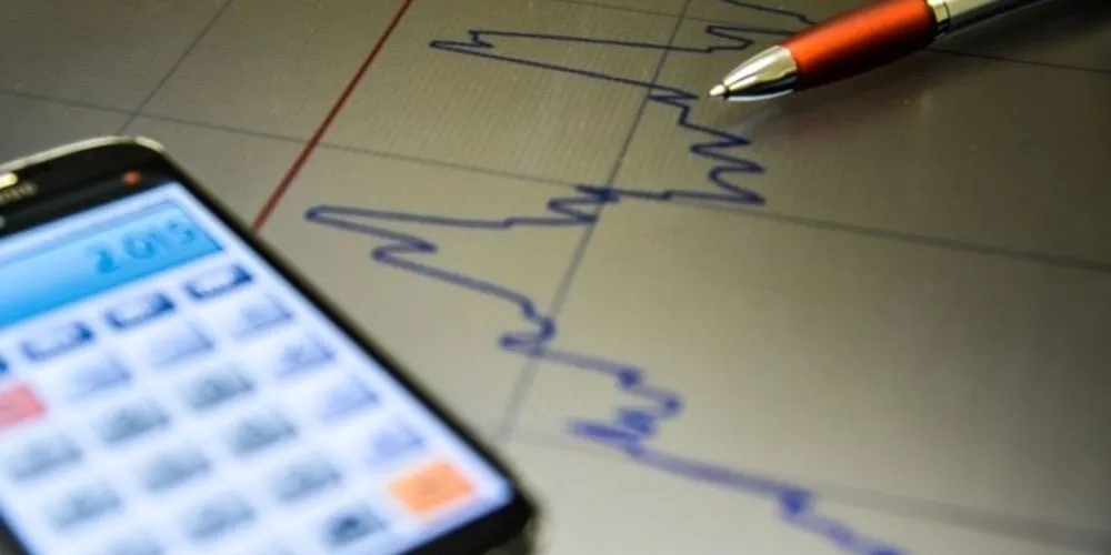 Conforme o ritmo de contágio não mostra sinais de alívio e medidas de confinamento vêm sendo prorrogadas, continua incerto o efeito final na atividade mundial, bem como o momento da recuperação das economias.